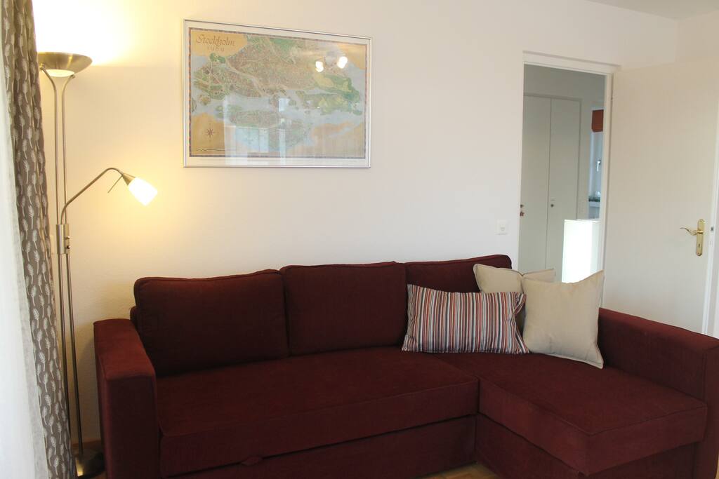 Sofa (kann zu 1,40m breitem Bett ausgezogen werden) - Couch (may be turned into a 1,40m wide bed)