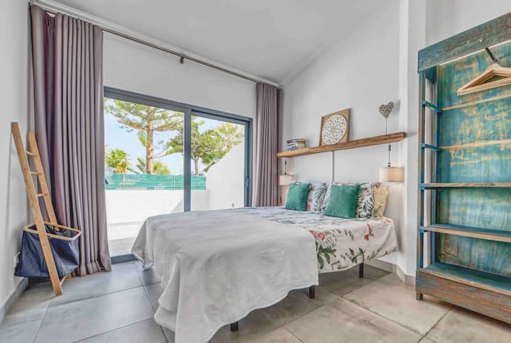 ห้องนอนใหญ่พร้อมห้องน้ำเชื่อมต่อ 