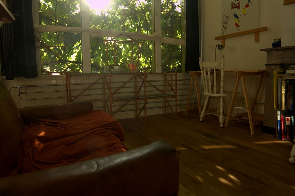 artist graperoom deskcorner