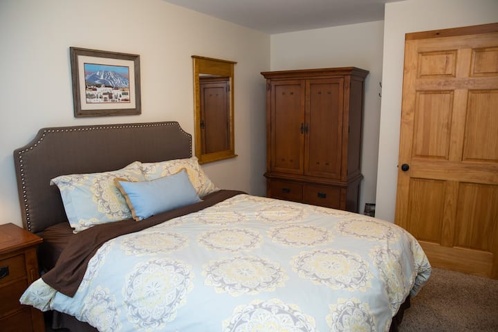 Многу приватна брачна спална соба на пониско ниво.