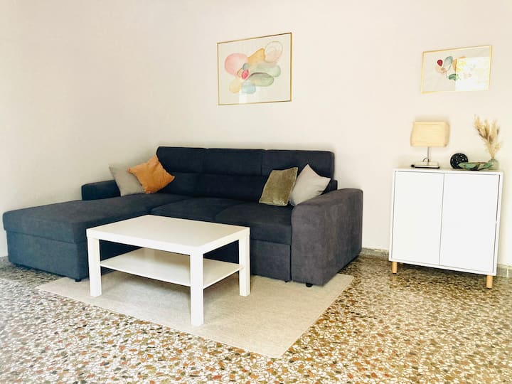 ห้องนั่งเล่นพร้อมโซฟาที่นอน