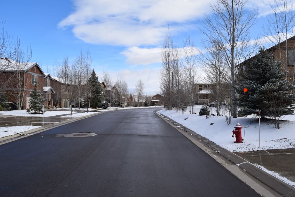 Family friendly neighborhood backs up to round valley open space with endless trails great for hiking and cross country skiing (groomed regularly)
