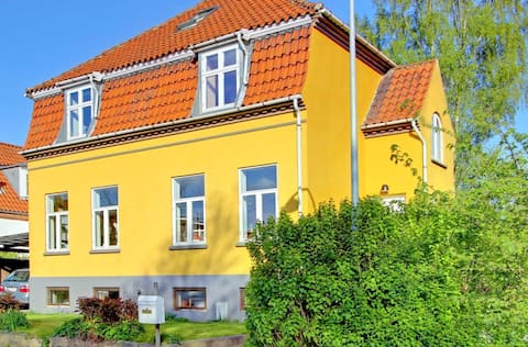 Bright & spacious 4 floor house with large garden