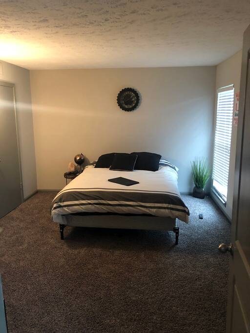 Quaint bedroom with queen sized bed.