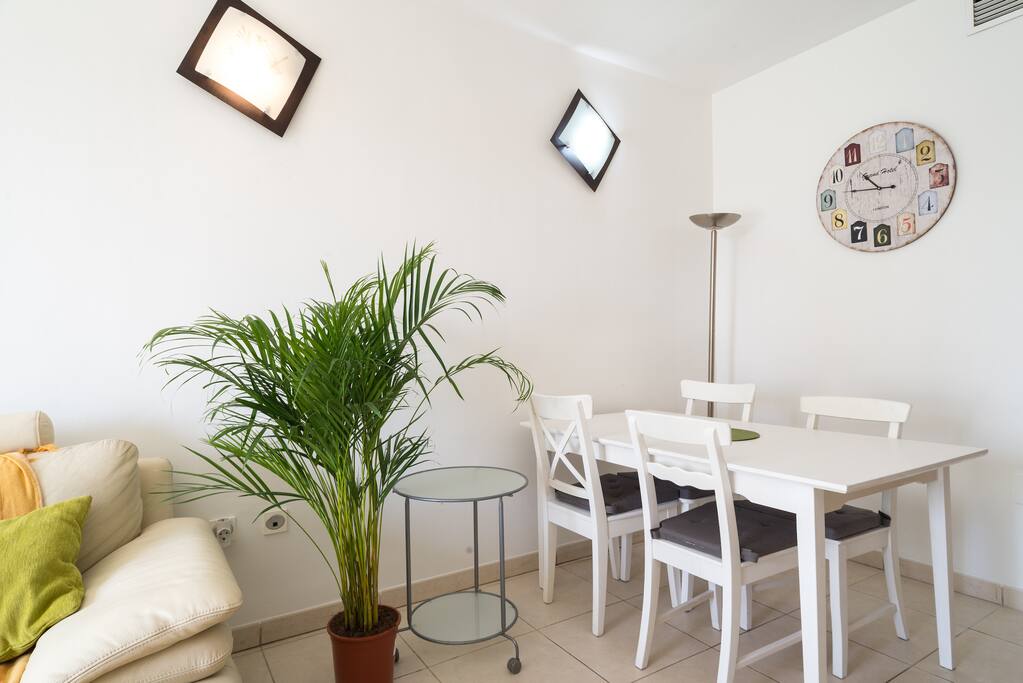 Vista de zona de comedor con mesa extensible