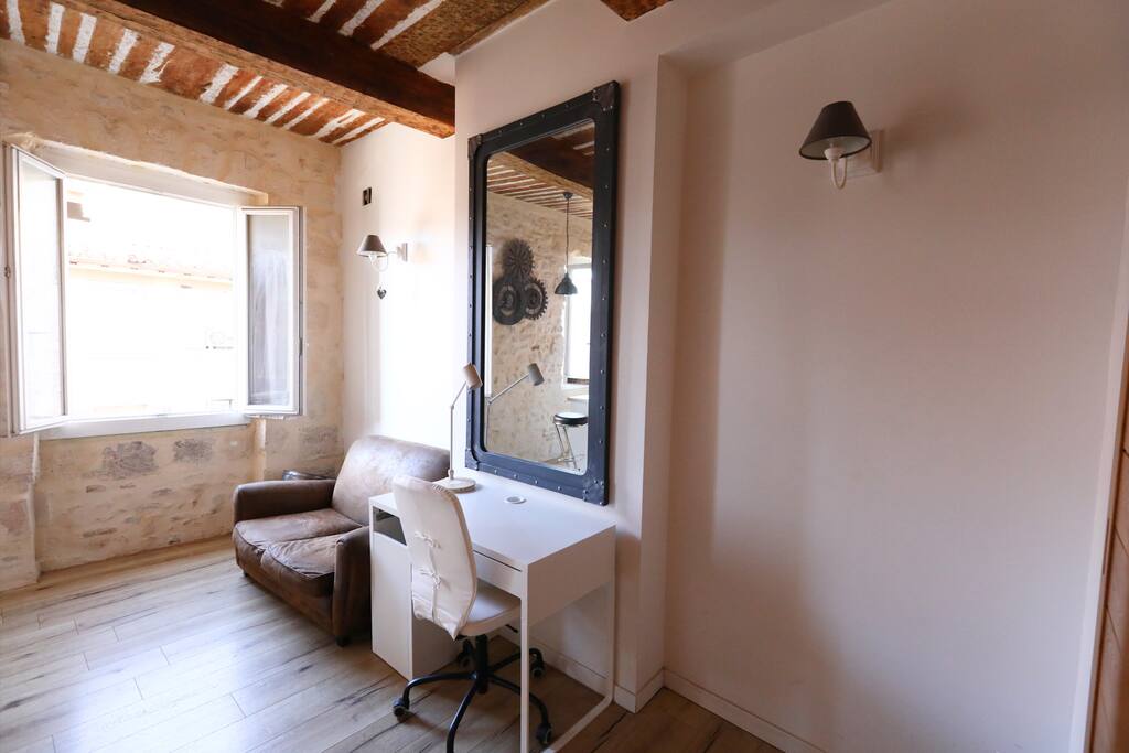bureau et chaise confortable design et wifi
desk with comfortable chair for businness stay