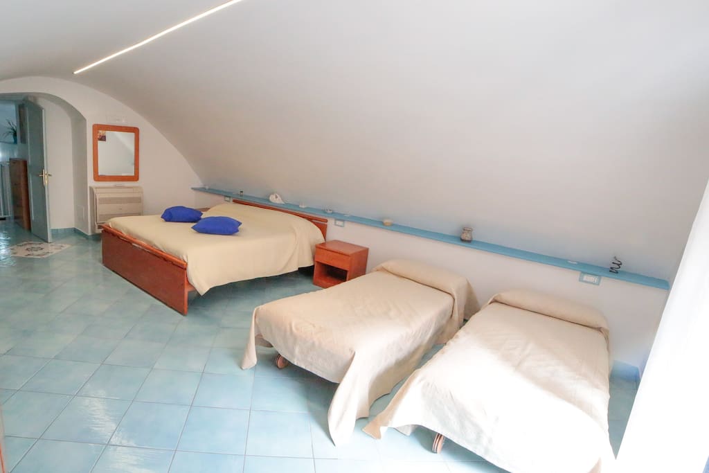 Bedroom: 1 double bed and 2 single beds