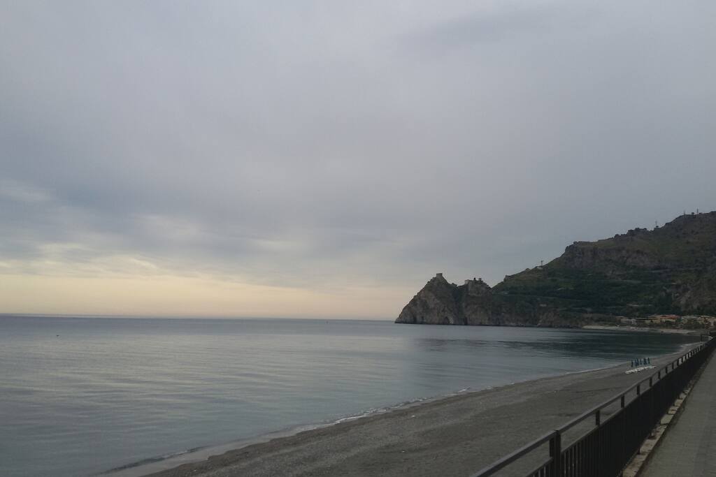 Questa è la spiaggia nelle prime luci del mattino...