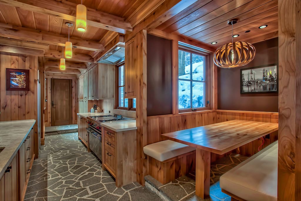 Gourmet Kitchen & Built In Breakfast Nook