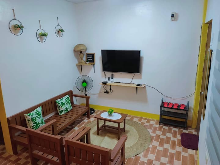 Obývacia izba, kde si môžete oddýchnuť a sledovať neobmedzené filmy na Netflixe! 