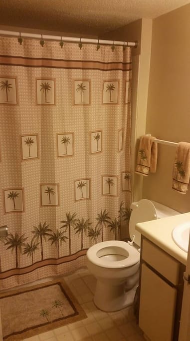 palm tree bathroom