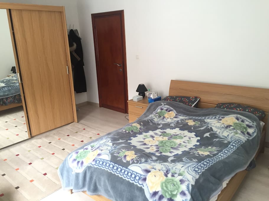 Grote slaapkamer met veel licht , aan de straatkant