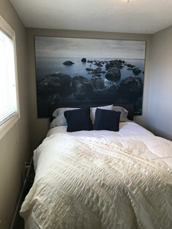 חדר שינה שני, קטן אבל פונקציונלי. 