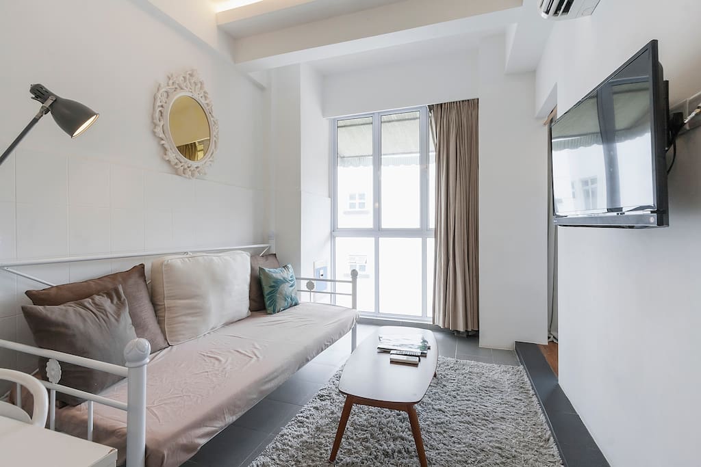 Single size (90cmx200cm) daybed provides cozy lounging in the day and a comfortable sleeping arrangement for a 3rd guest at night.