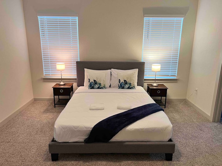 prostrana glavna spavaća soba s 1 bračnim krevetom i 2 noćna ormarića 