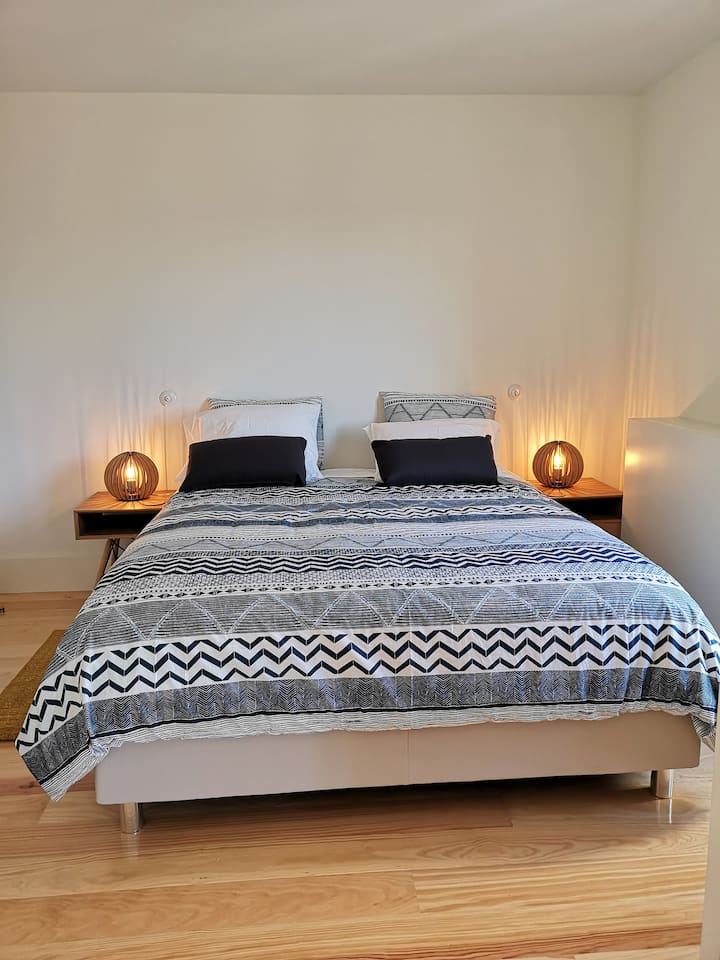 Quarto com cama queen size