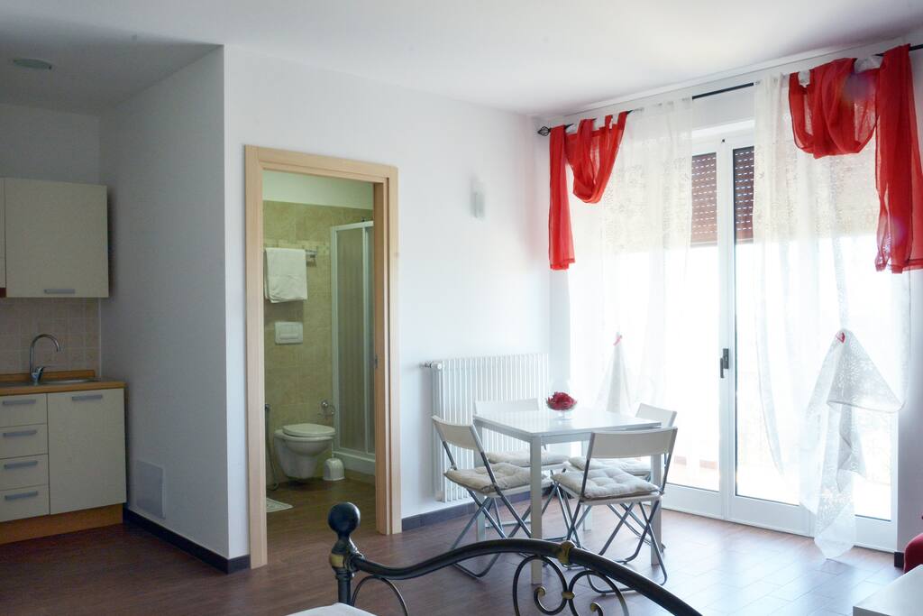 Panoiramica stanza con Cucina, Bagno e Balcone