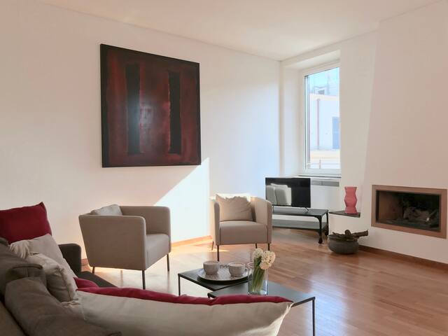Amazing penthouse & private terrace in Trastevere gallery image 2