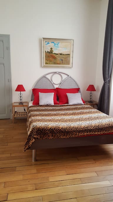 grand lit dans la chambre