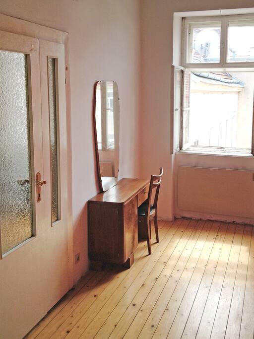 quiet living/sleeping room (there is a small cupboard instead of the mirror board now)