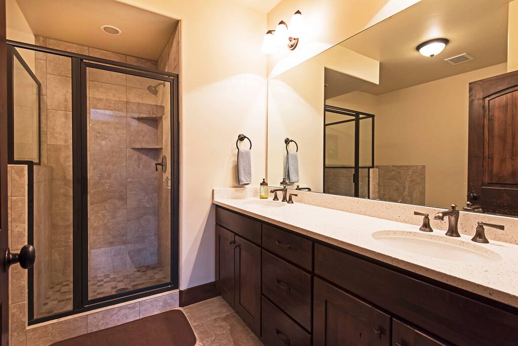 Master Bath (w/ tub)