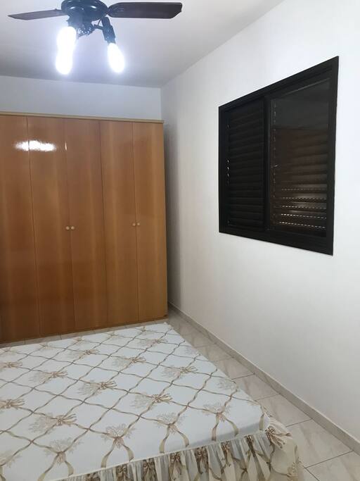 Quarto 1 (suíte) - com ventilador, guarda-roupas e cama de casal
