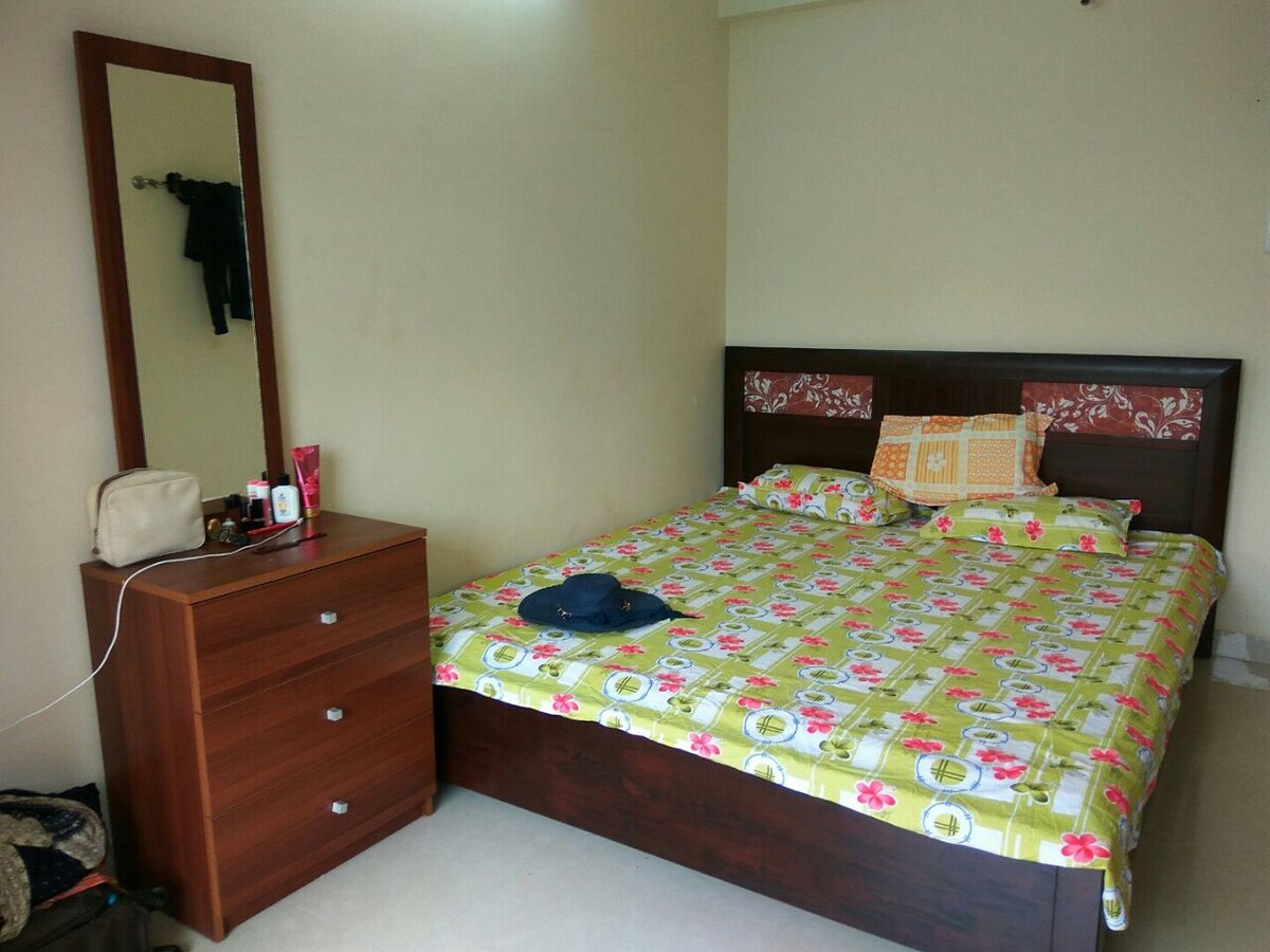 غرفة نوم بسرير بحجم كبير