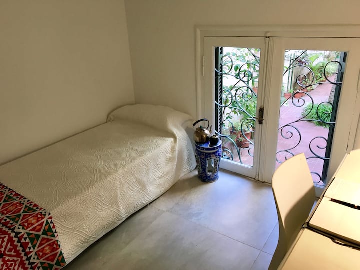 Საძინებელი პირველ სართულზე.