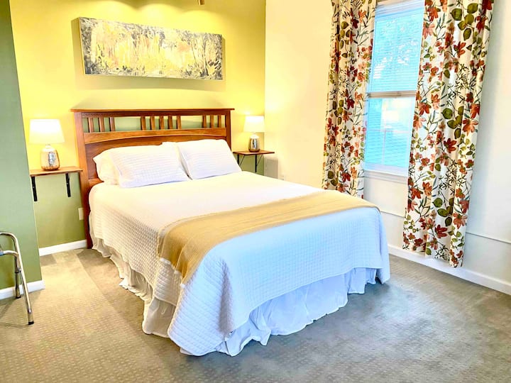 Oak View: Queen size bed, a small love seat, and sunrise views over pasture land. Maximum occupancy 2 guests.