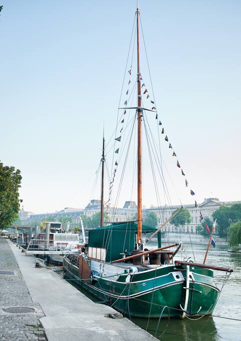 La péniche amarrée dans le 6ème face au Louvre et au square du Vert Galant. Au loin le Pont des Arts