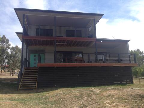 Water's Edge Holiday House - Sleeps 15