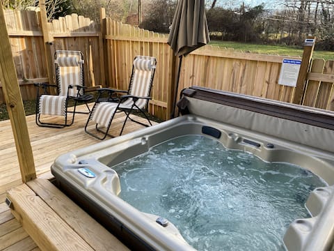 Hit the trails! Hot Tub! Sauna! Fenced Yard! AVL