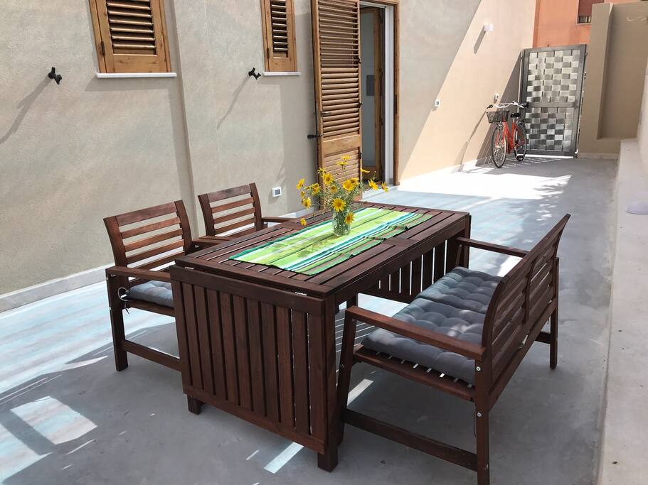 Cortile esterno con porta a finesta su ingresso e cucina