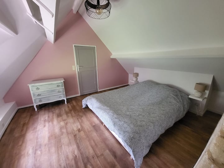 Spálňa na poschodí na pravej strane s manželskou posteľou