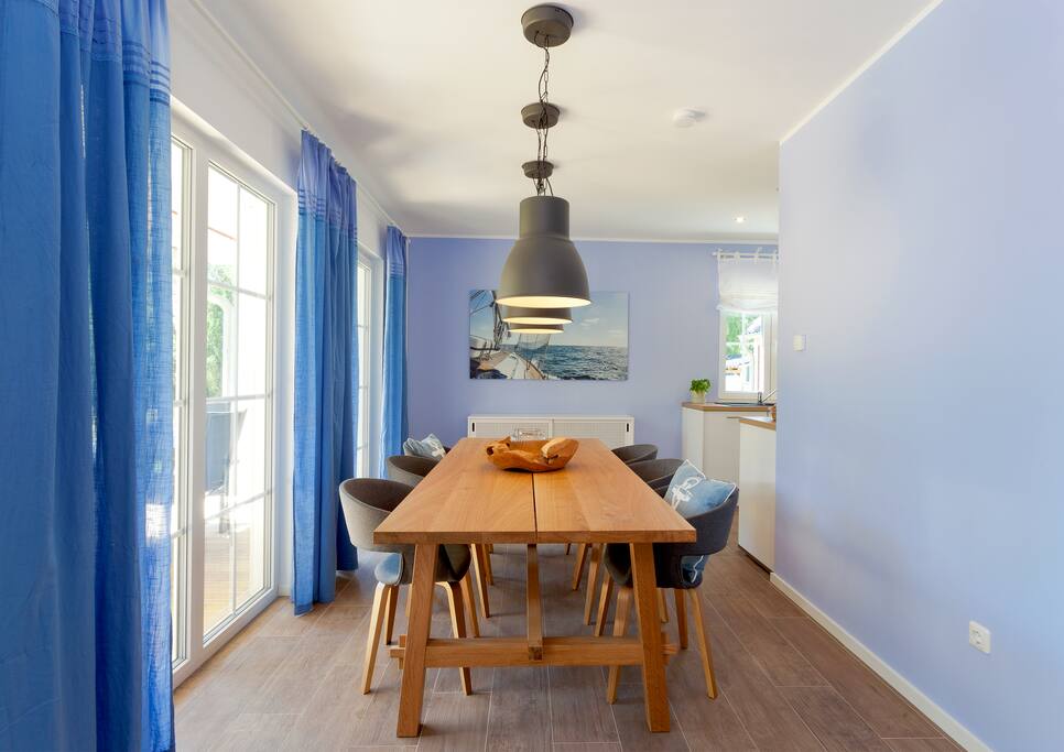 großzügiges Esszimmer