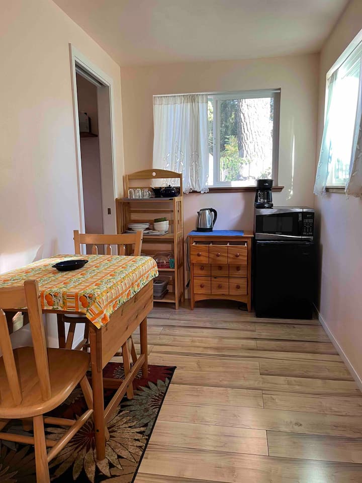 Central Santa Rosa Garden Getaway - Santa Rosa, CA