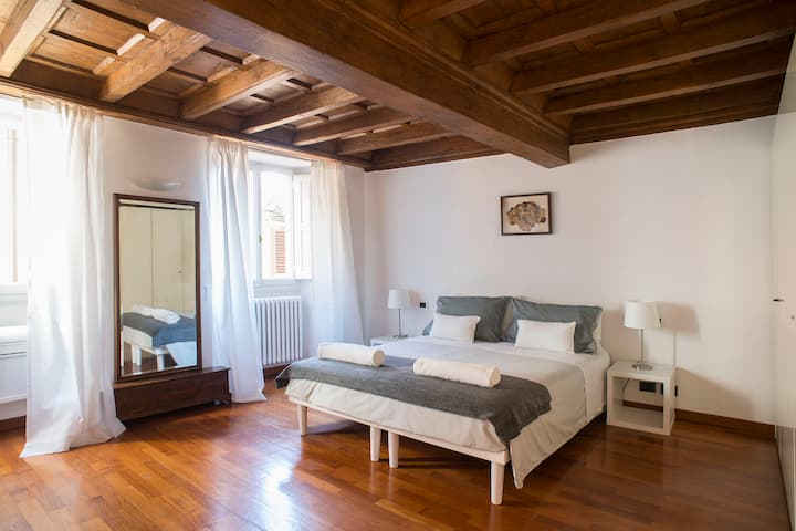 غرفة نوم رئيسية مع تلفزيون 50بوصة