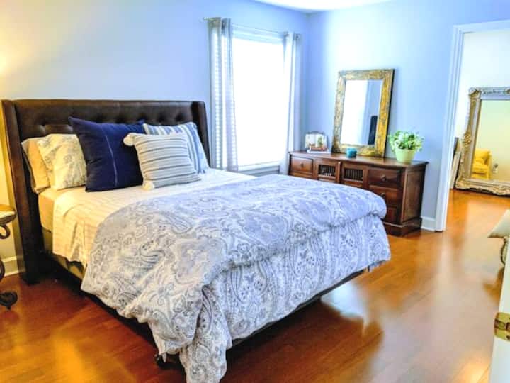 Dormitorio3 con cama tamaño queen; sala de estar adicional en la parte trasera con sofá cama y TV.