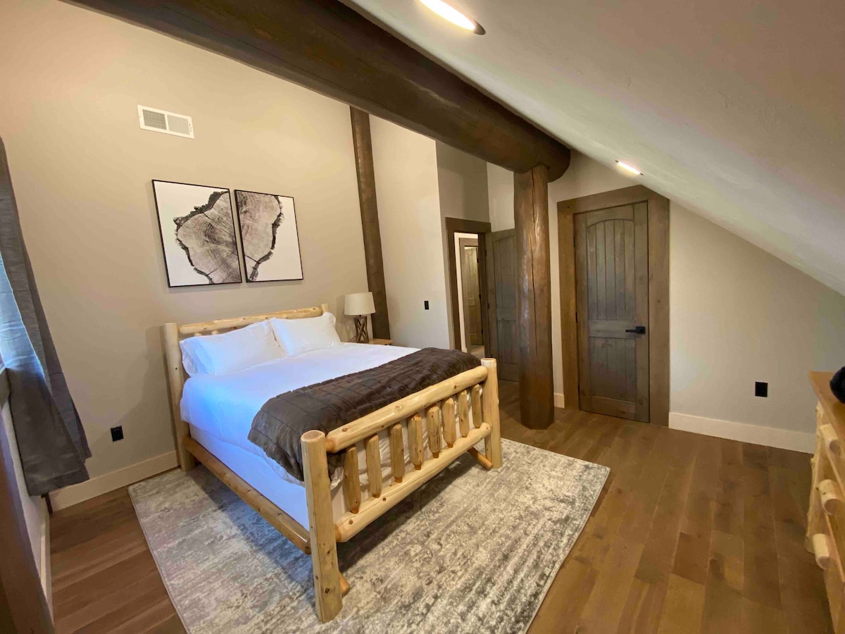 غرفة نوم في الطابق الثاني مع خزانة ملابس وخزانة