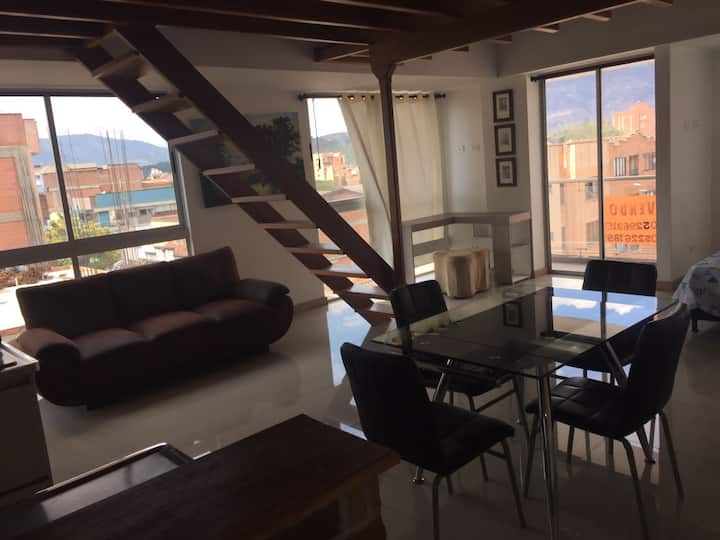 Zona de comedor y estar con balcón , excelente iluminación con vista a la ciudad y montañas