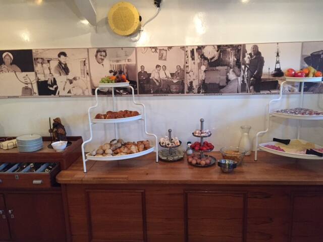 Uniek Pension Schip in Rotterdam, Kop van Zuid gallery image 5