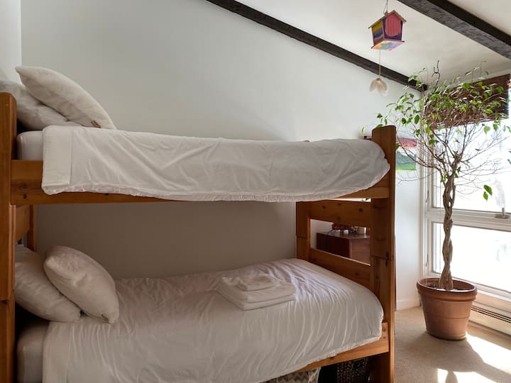 Dormitorio con literas