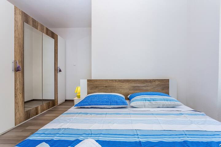 Chumba cha kulala w kitanda cha ukubwa wa mfalme, kabati kubwa