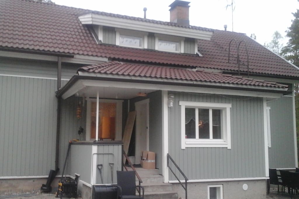 Omakotitalo ulkoa päin.