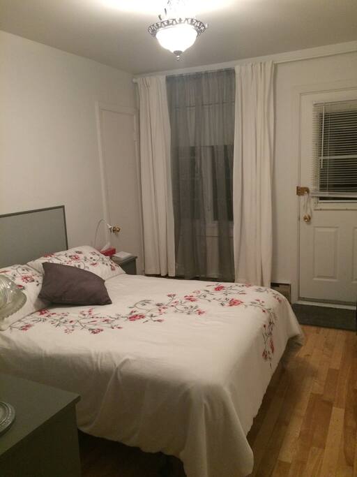 Chambre principale, avec accès au balcon avant