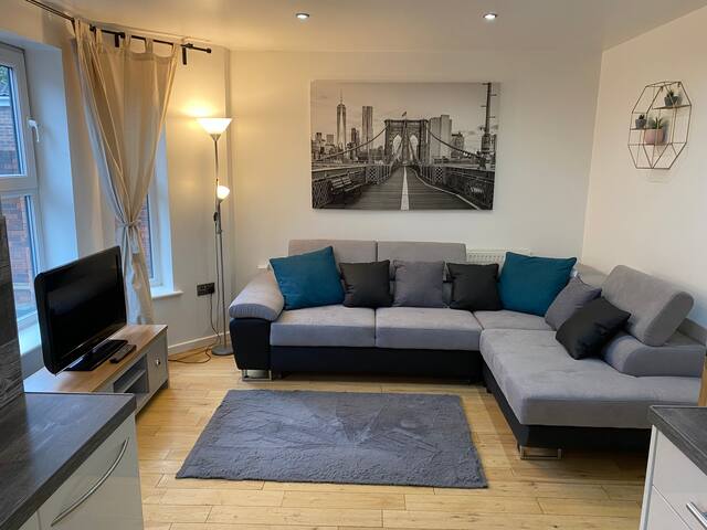 Modern 5 Bed Manchester Apt over 2 floors Sleeps 8