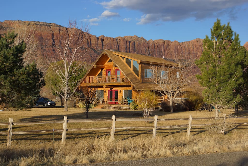 Sendero with the beautiful Moab Rim Cliffs