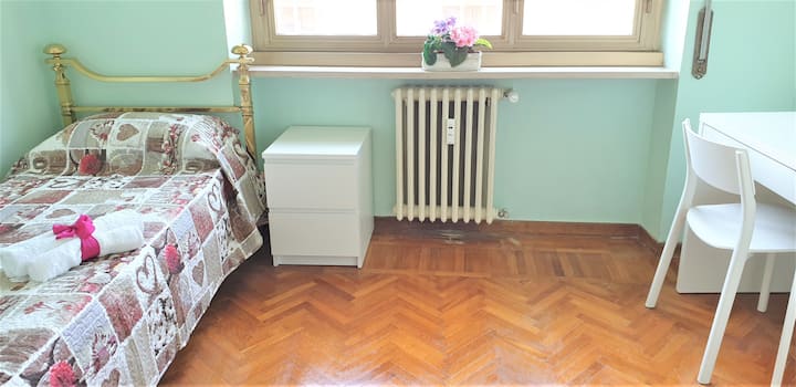 Dhoma e gjumit e tretë me krevat tek dhe ajër të kondicionuar