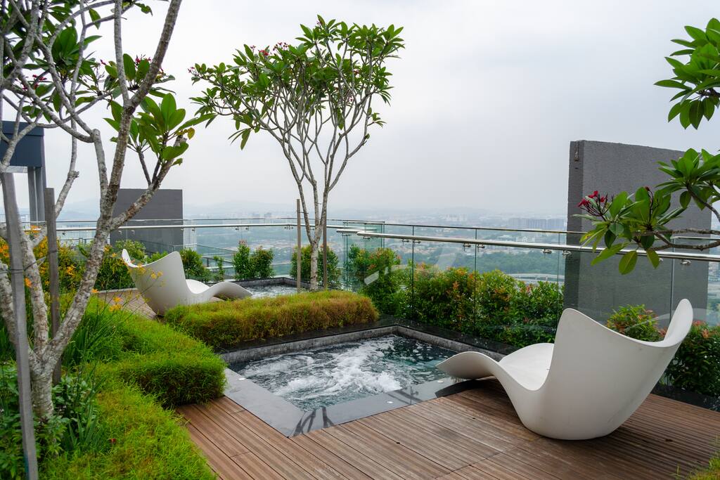Rooftop Garden and Jacuzzis