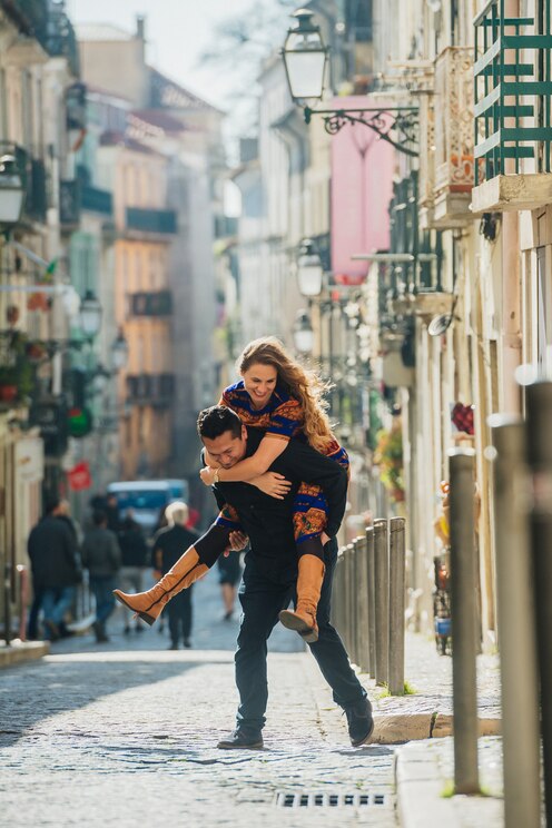 Show full-screen, host-provided image